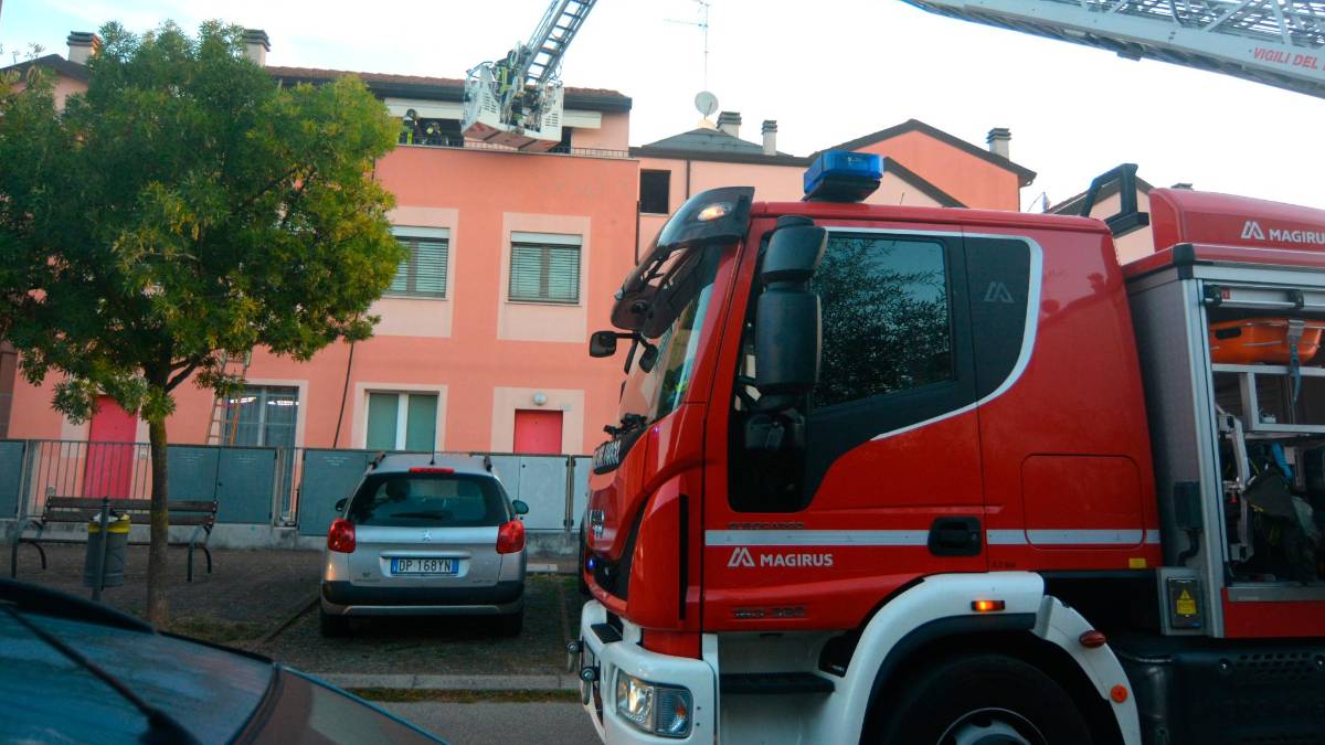 Massa Lombarda, frigorifero prende fuoco in cucina: soccorsa una coppia di anziani