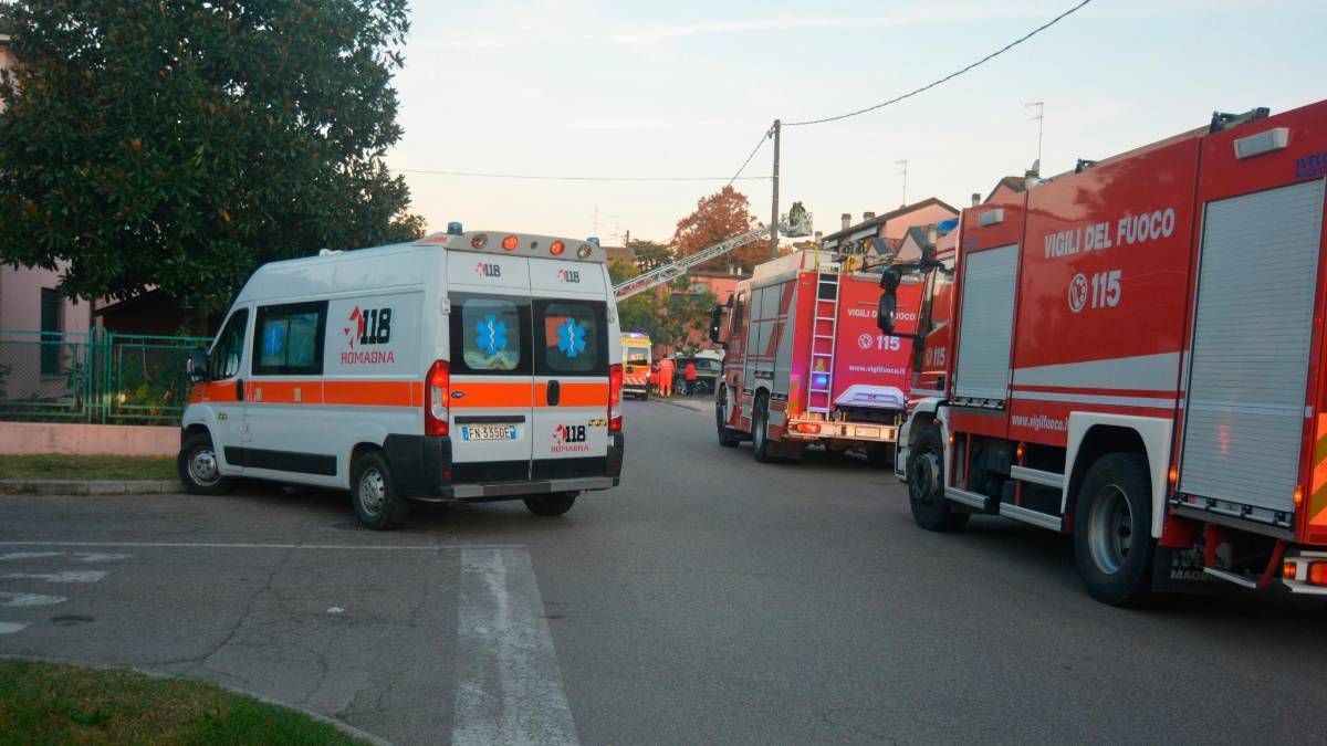 Massa Lombarda, frigorifero prende fuoco in cucina: soccorsa una coppia di anziani