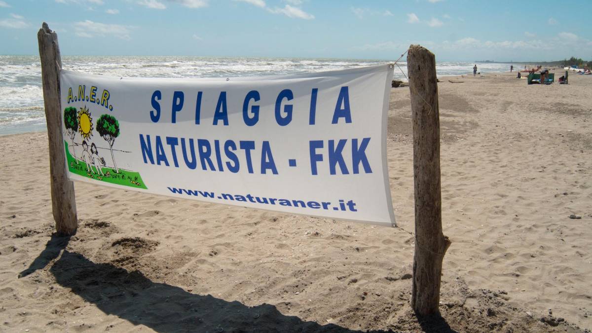 Ravenna, la spiaggia naturista di Lido di Dante riapre il 25 maggio