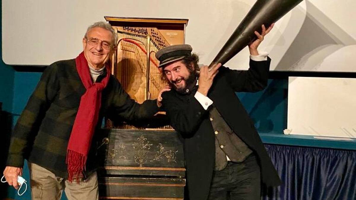 Vinicio Capossela si esibisce a Torino con gli strumenti di Villa Silvia Carducci a Cesena