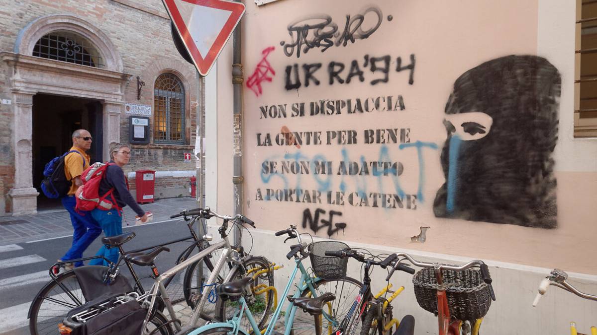Ravenna, imbrattatore seriale incastrato dalla Polizia locale
