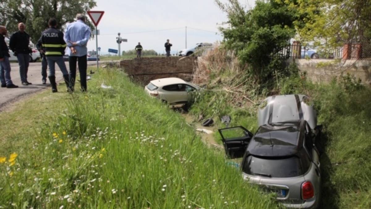 Scappa all'alt, fuga ai 150 km/h poi lo schianto tra Cervia e Cesenatico