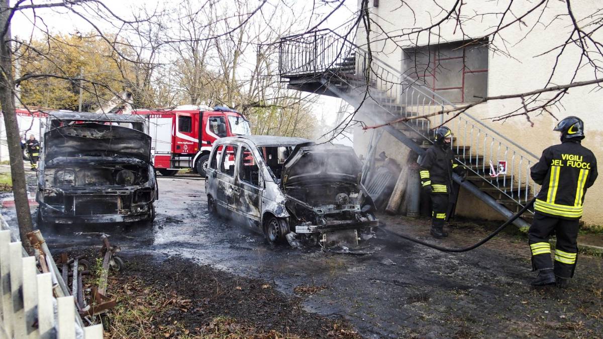 Fiamme sulla Santarcangiolese, distrutto furgone