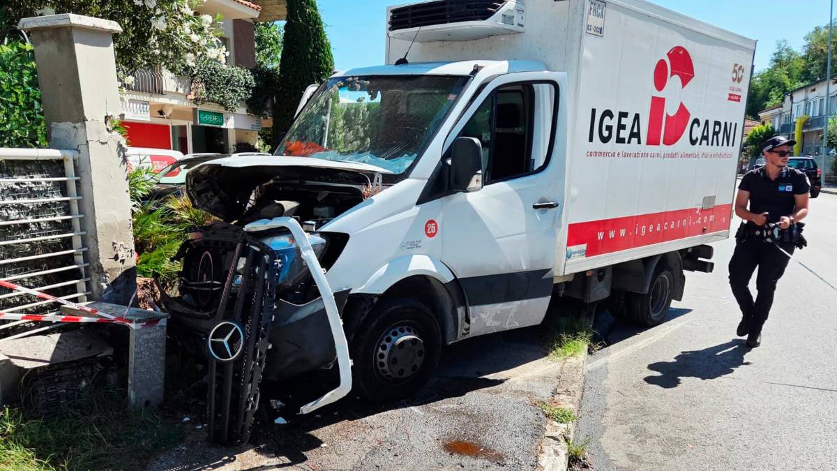Cattolica, incidente: investita da un autocarro in sella alla bici elettrica, una donna in ospedale
