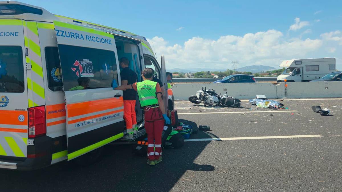 Riccione, tragico tamponamento in A14: muore un motociclista, gravissima la passeggera
