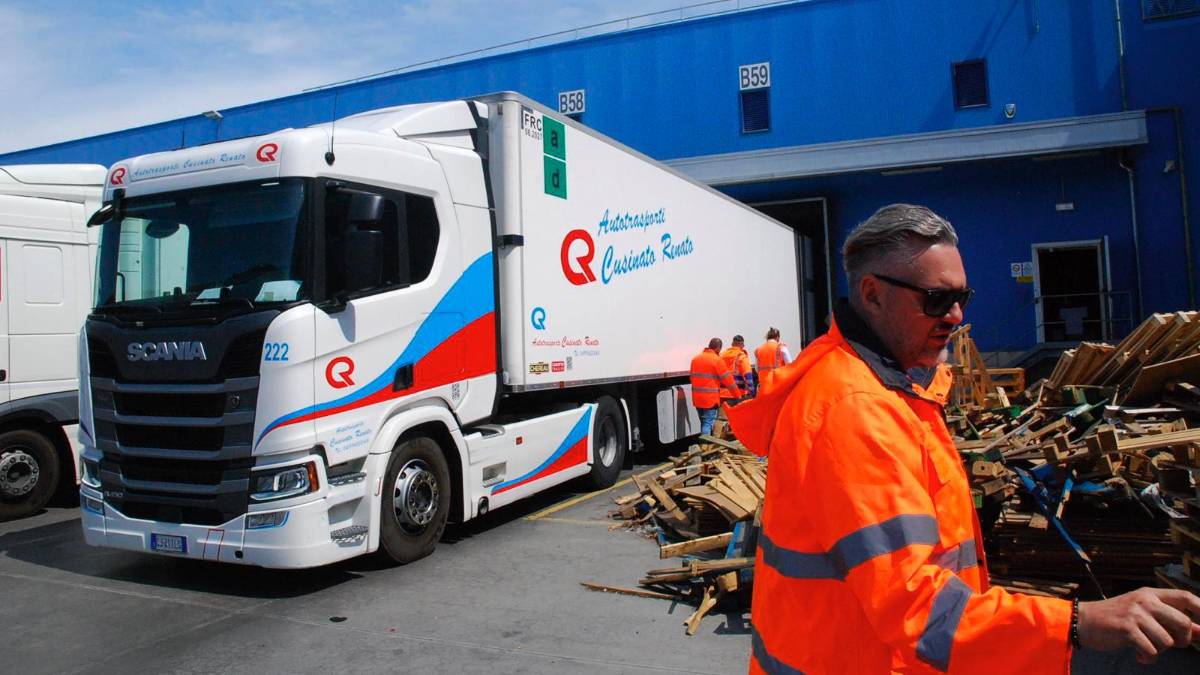 Forlì, rubavano la merce dai Tir diretti ai supermercati Conad: arrestati due camionisti