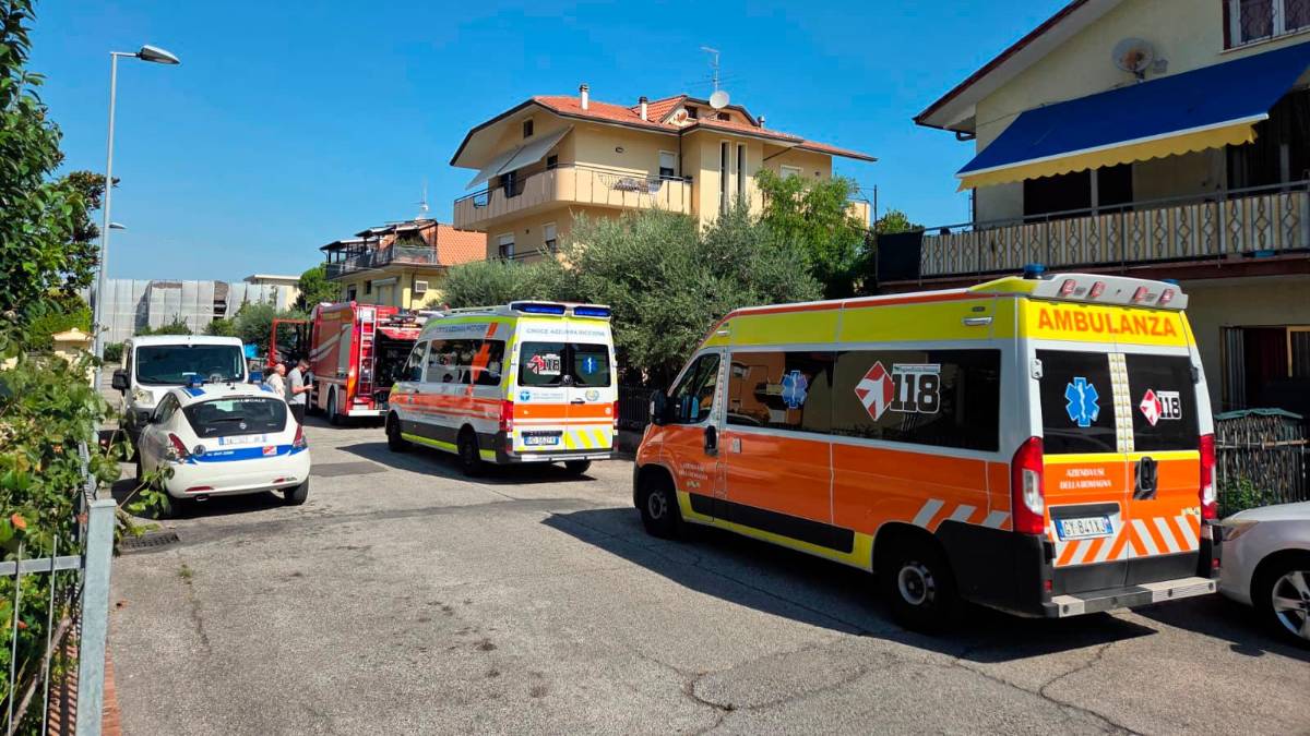 Rimini, incendio in un appartamento: in due si ustionano portando all’esterno un divano in fiamme - Gallery