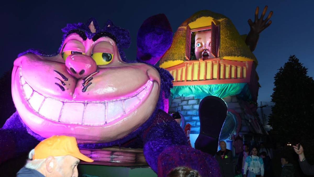 Carnevale di Gambettola: i Giovani Tonici hanno portato in trionfo il carro di Alice