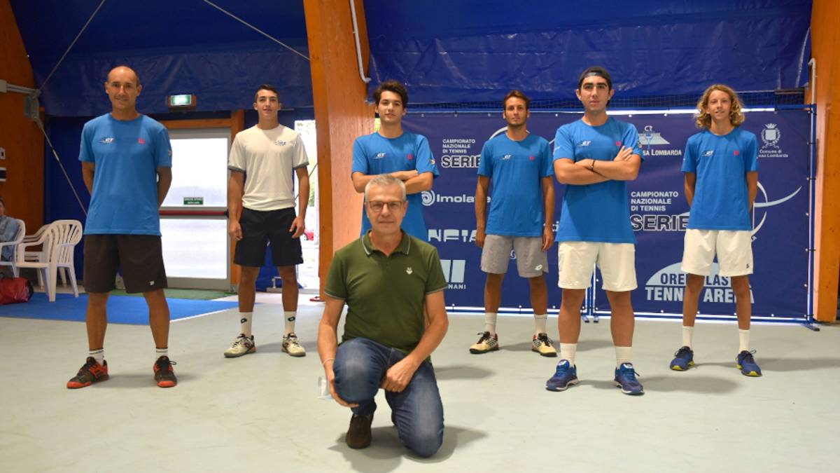 Tennis, la squadra di C del Ct Massa festeggia l'approdo in B2