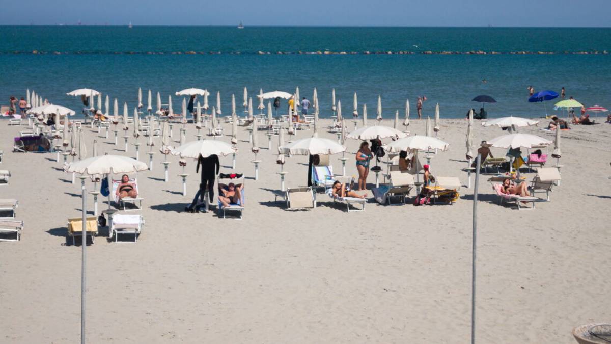 Coronavirus, a Ravenna finisce l'era dell'ombrellone condiviso