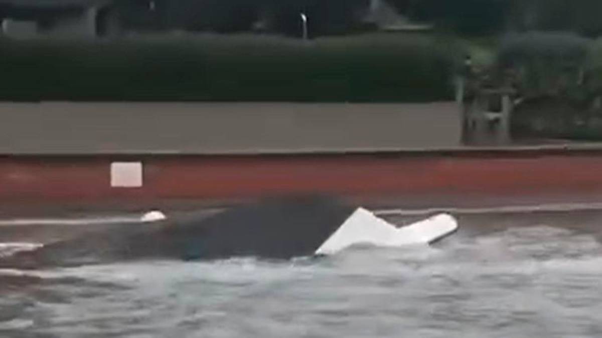 Maltempo a Cervia, si ribalta una imbarcazione ormeggiata sul porto canale VIDEO