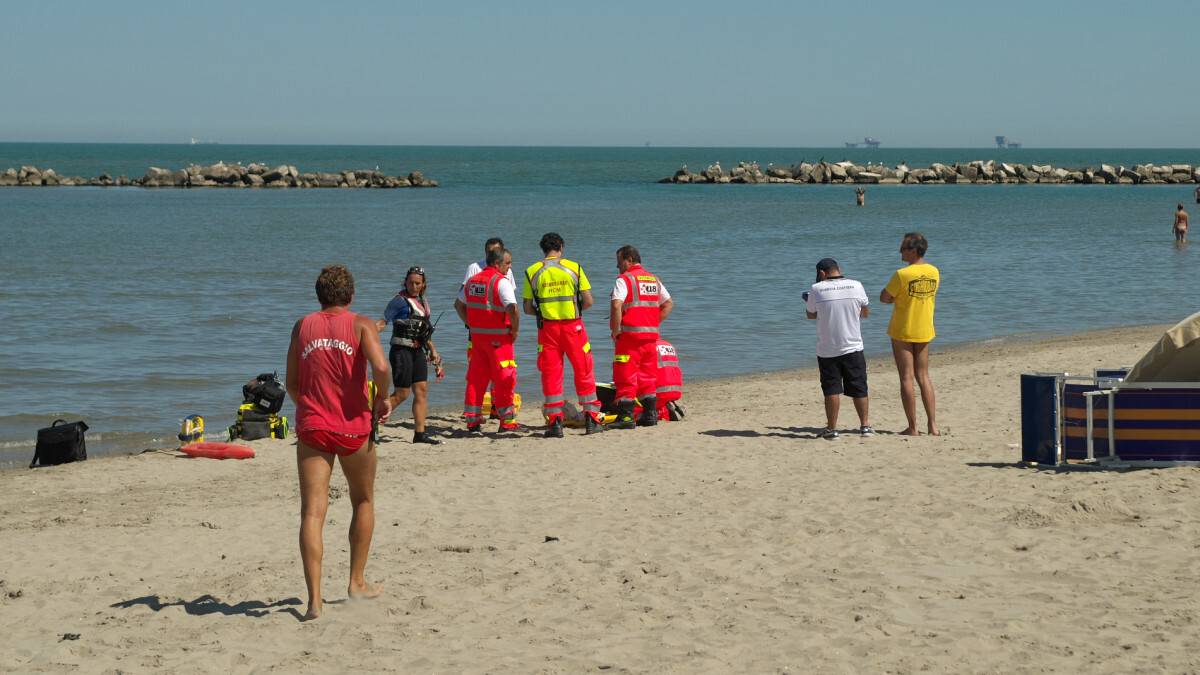 Malore in acqua a Casalborsetti, muore una donna di 56 anni di Cotignola