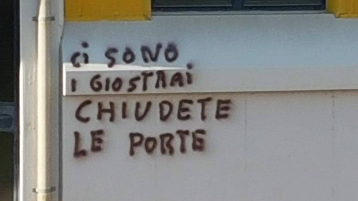 Cesena: scritte razziste e insultanti contro i giostrai
