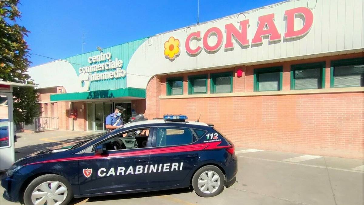 Cassiera rapinata un anno fa al Conad, arrivano gli arresti dopo l'indagine