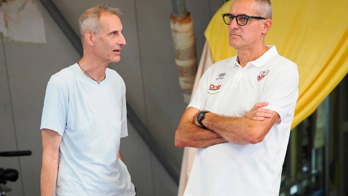Il tecnico Sandro Dell’Agnello a colloquio col dg Renato Nicolai foto morosetti