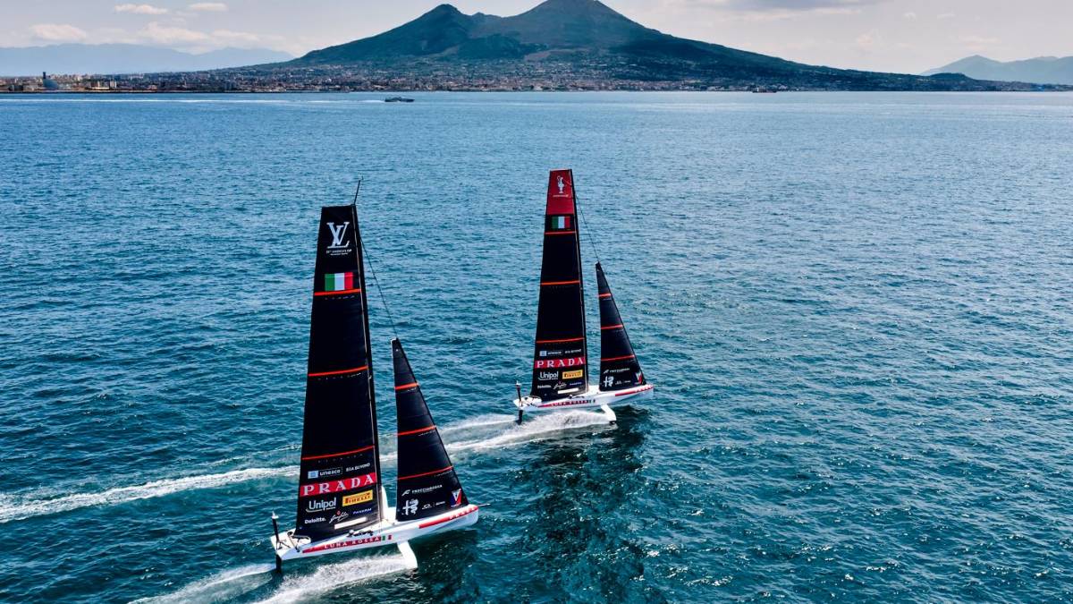 Gli allenamenti di Luna Rossa nel Golfo di Napoli