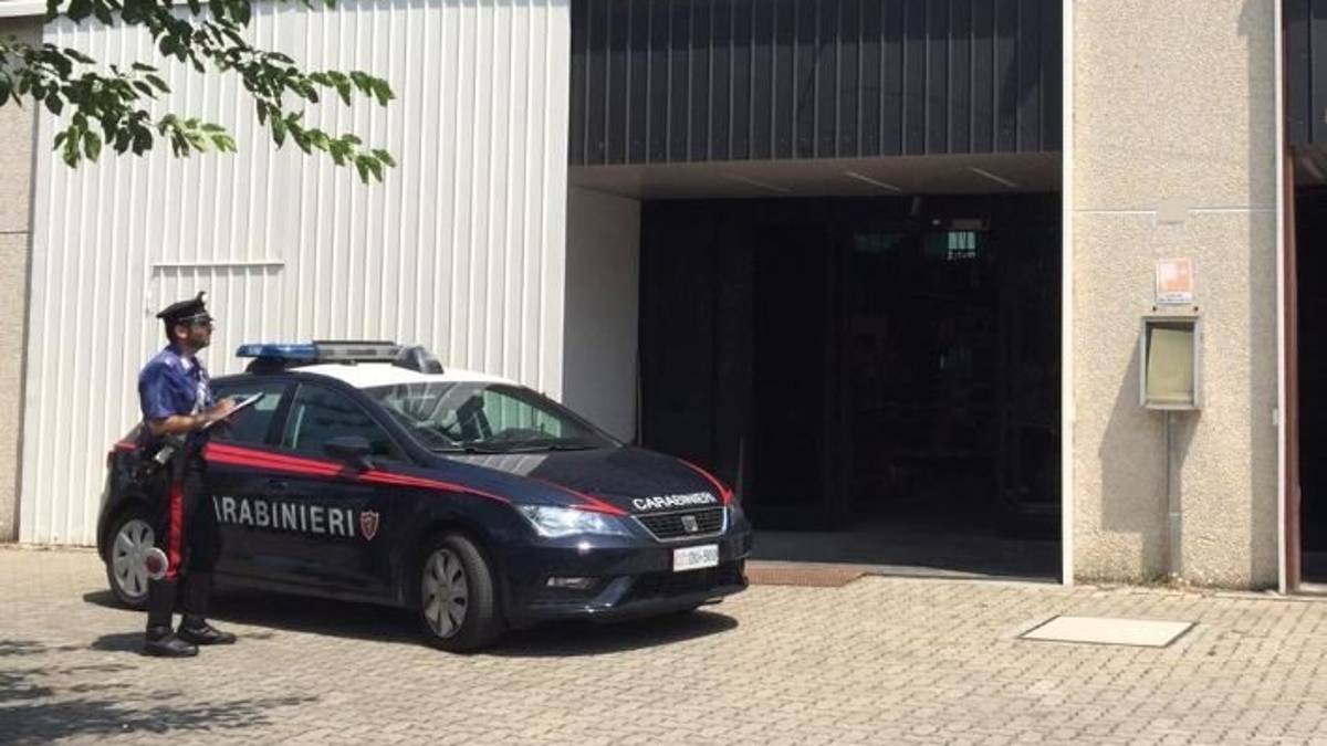 Imola, i carabinieri sventano un furto in un magazzino