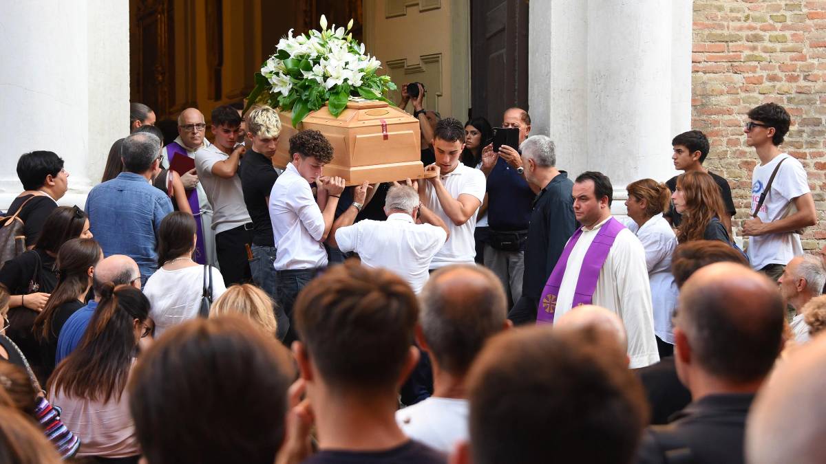 Rimini, l’addio a Tommaso Ugolini: la commozione e il silenzio di centinaia di persone