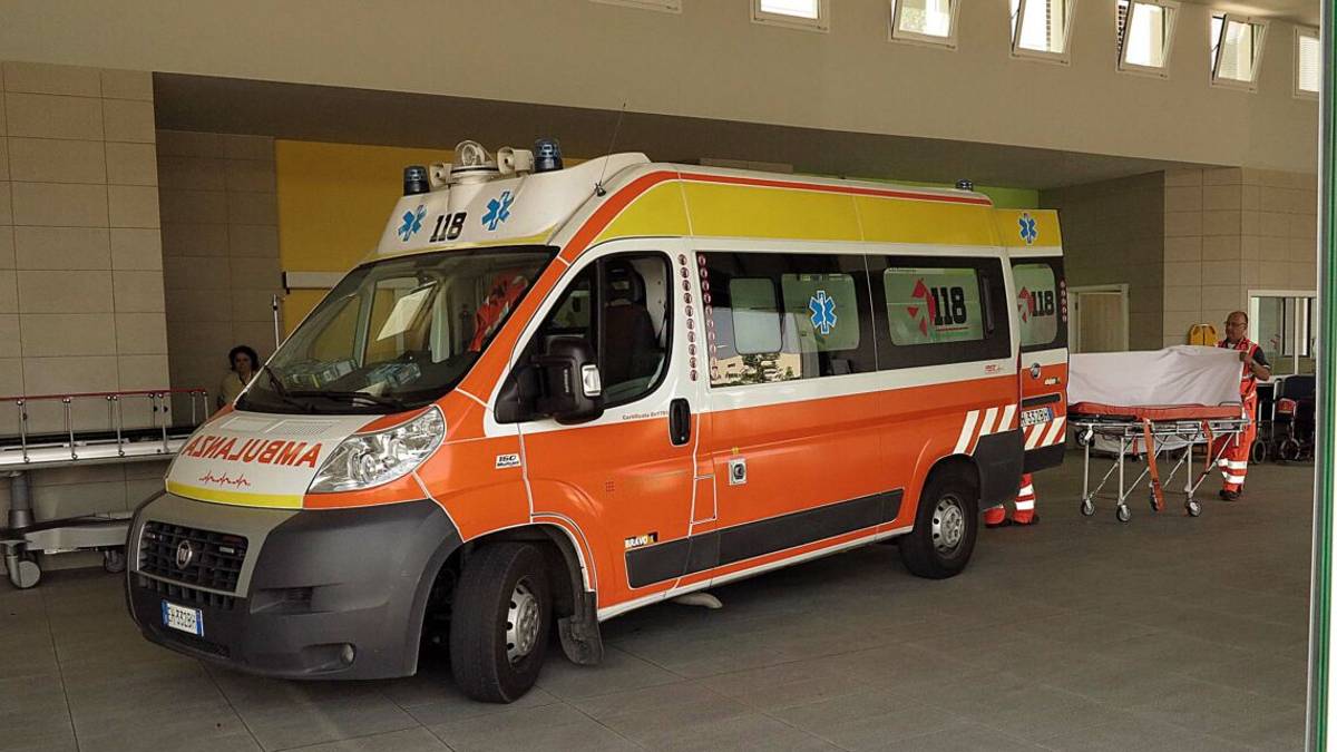 Forlì, 46enne precipita da 4 metri