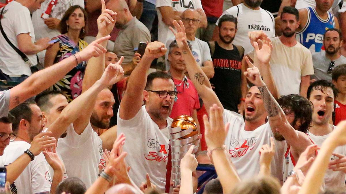 L’esultanza di Mattia Ferrari per la promozione biancorossa del 2022