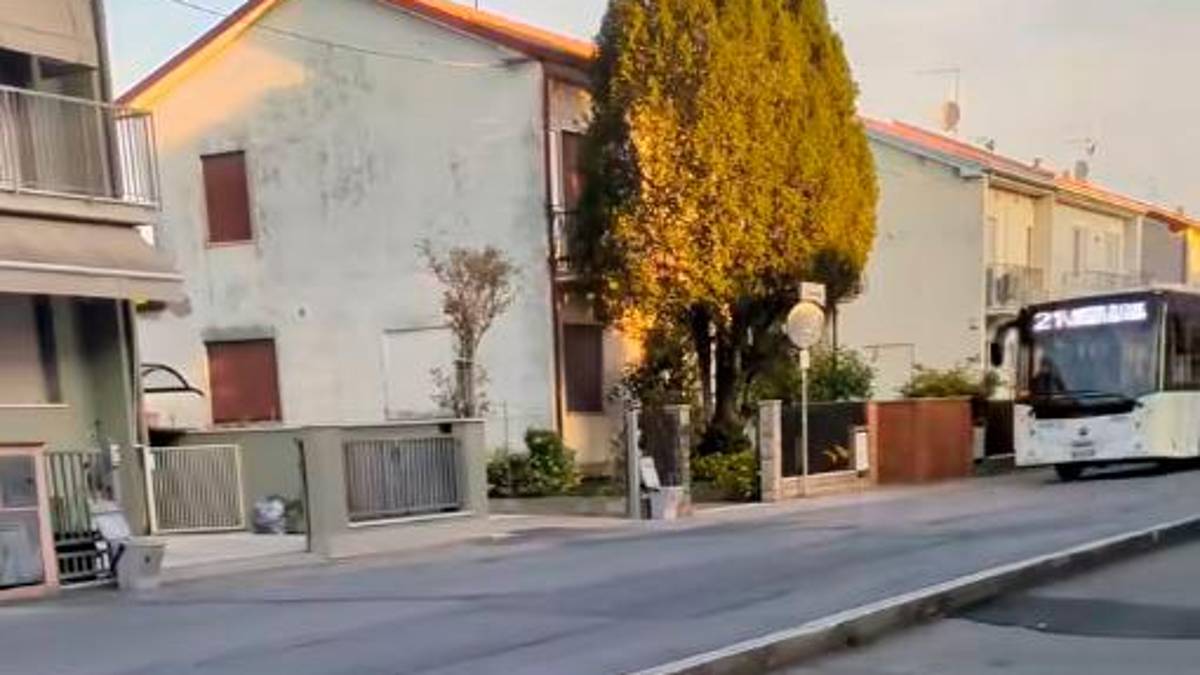 L’autobus della Linea 21 nel momento in cui salta la fermata