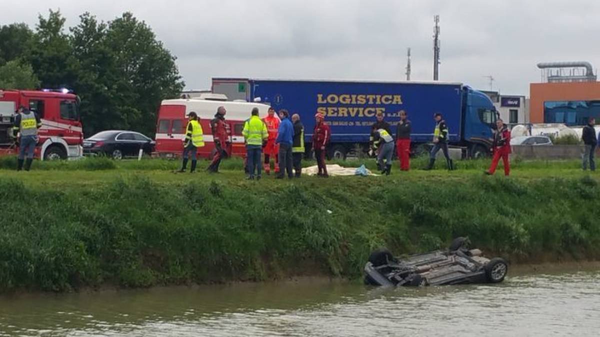 Auto in un lago in A14 a Faenza. Tra i morti, un calciatore di Predappio