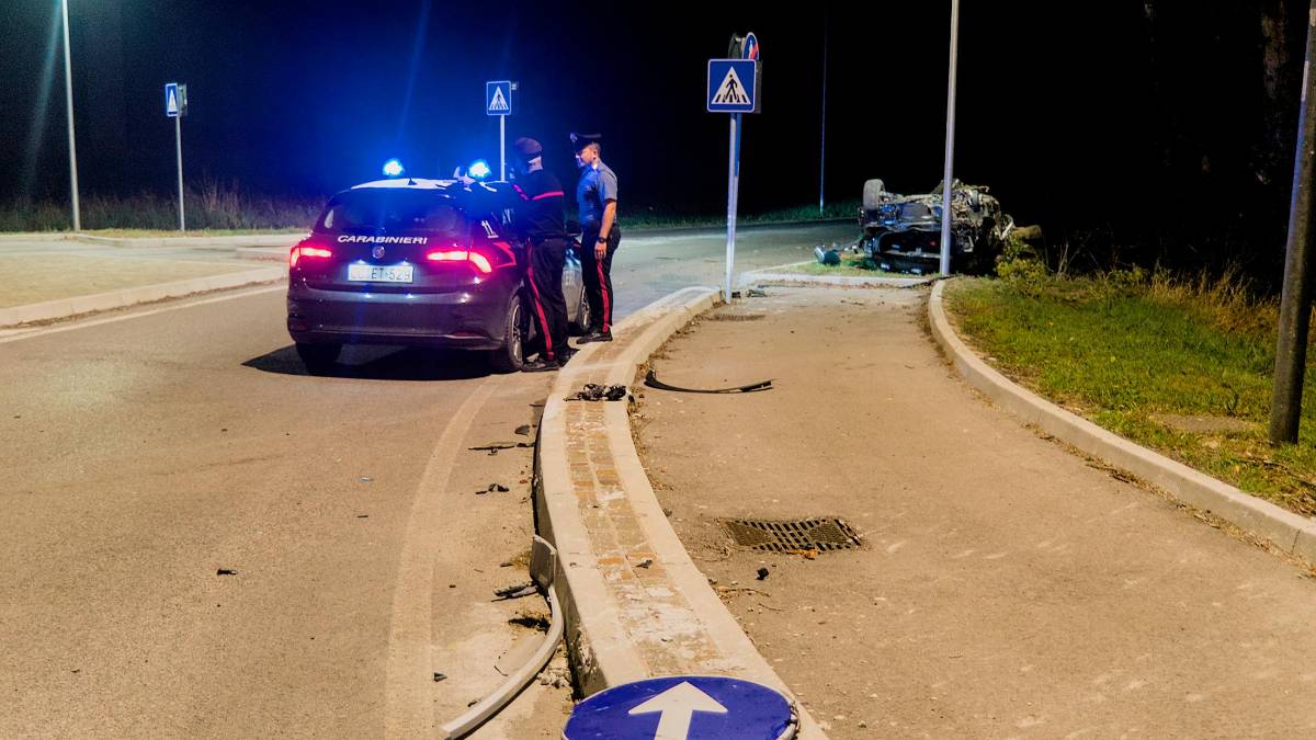 Ravenna, auto tira dritto alla rotonda e si ribalta a Godo: 28enne soccorso dall’elimedica