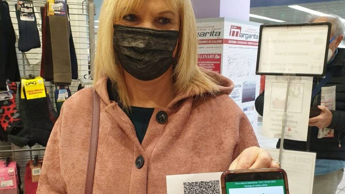Lugo, la commessa: Al negozio controllo il green pass, l'età non coincideva di circa 20 anni