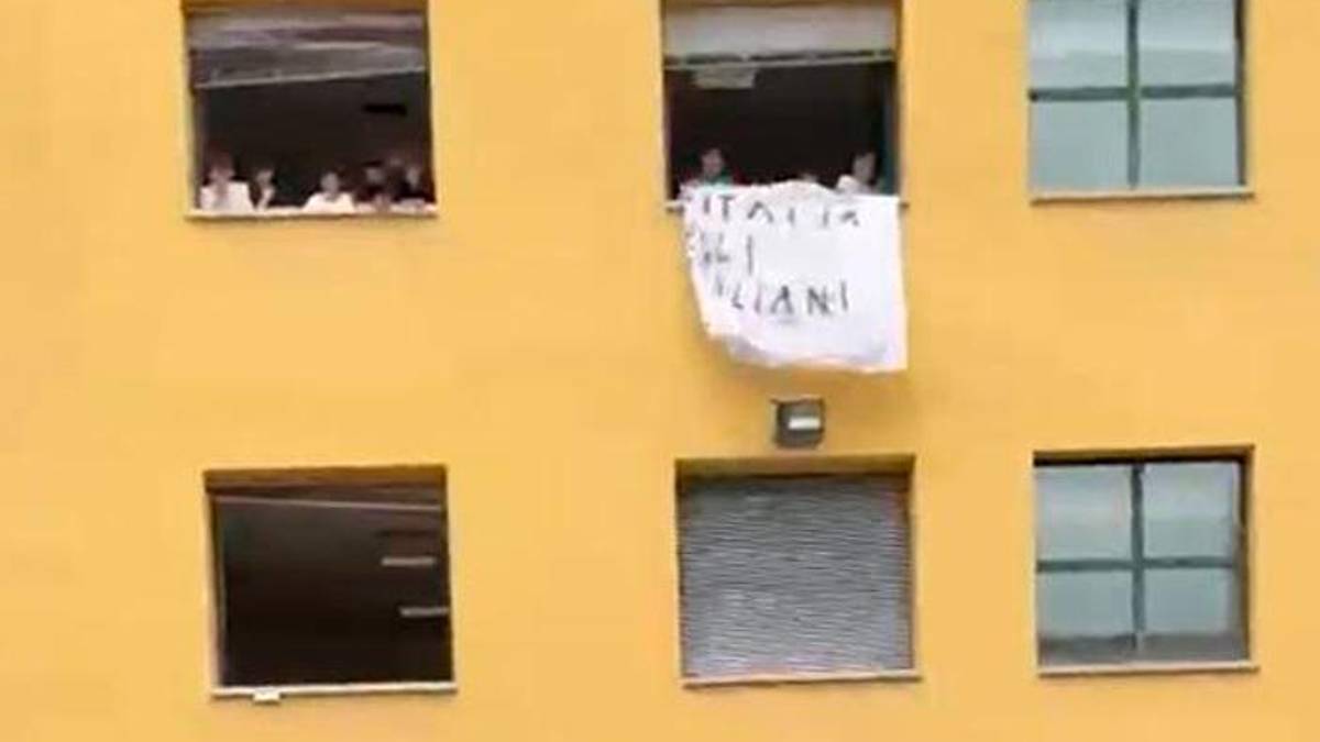 Il lenzuolo con la scritta razzista mostrato al liceo “Monti”
