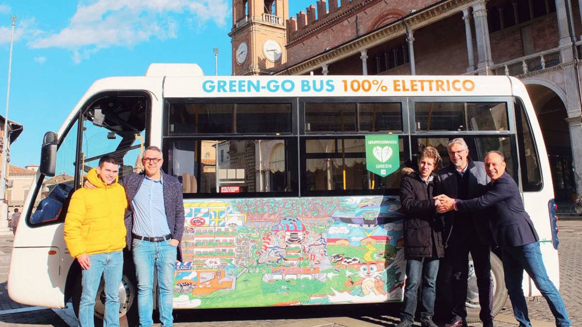Faenza, le opere d’arte degli studenti sui mezzi elettrici di trasporto pubblico