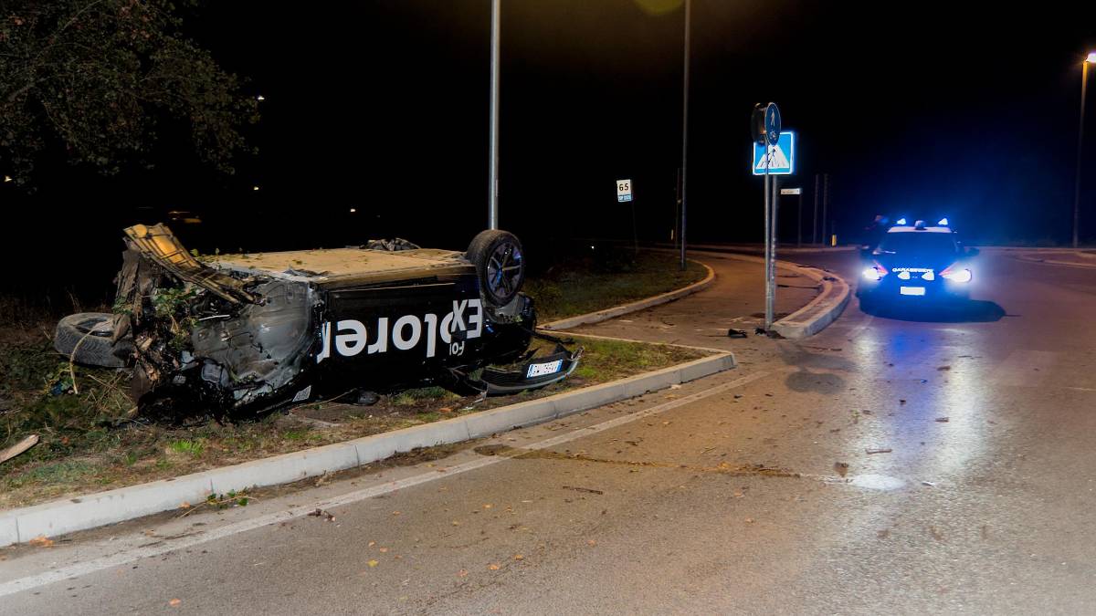 Ravenna, auto tira dritto alla rotonda e si ribalta a Godo: 28enne soccorso dall’elimedica