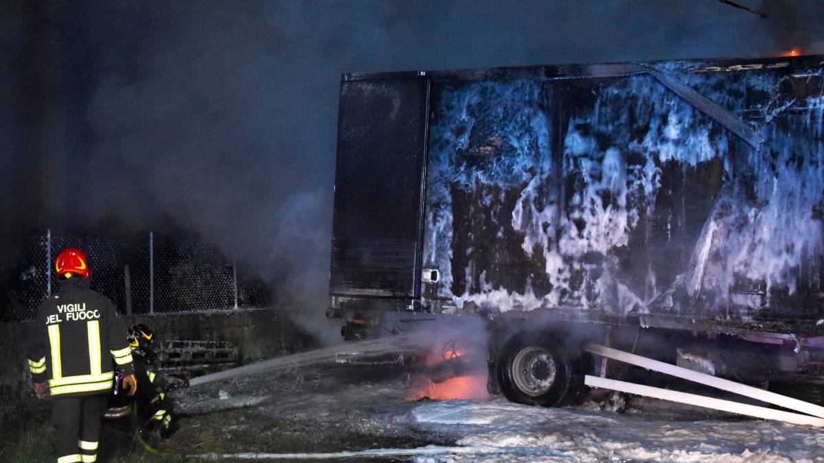 Rimini, incendio nella notte: camion a fuoco in via Verenin Grazia VIDEO GALLERY