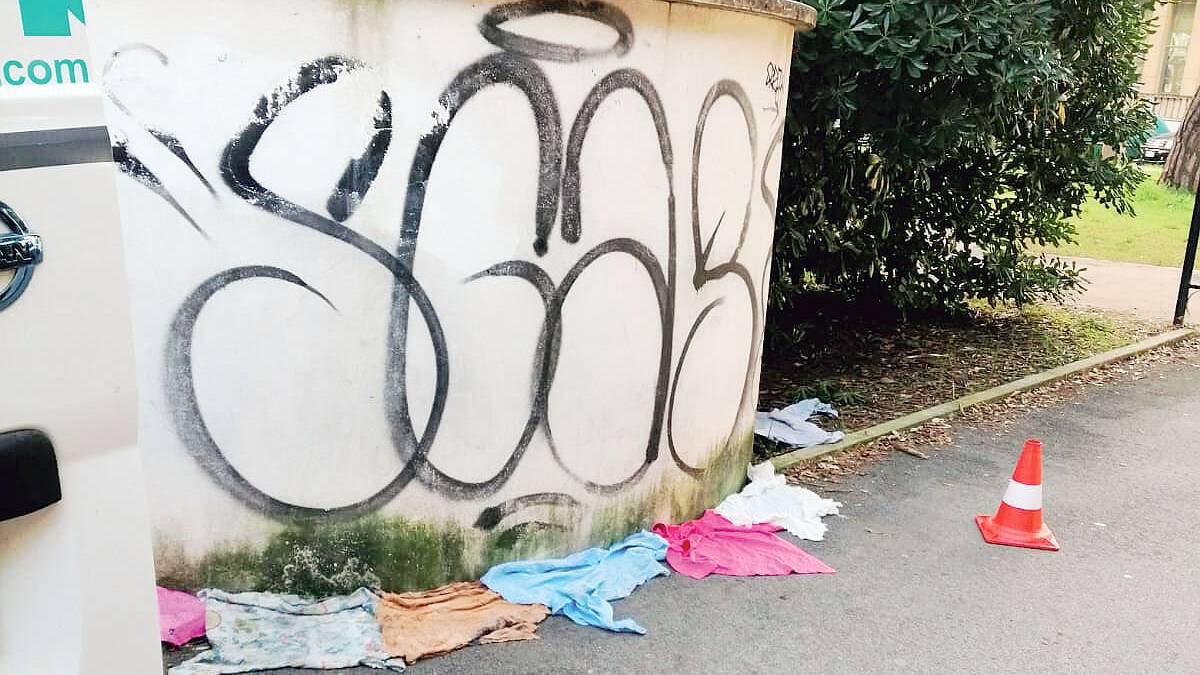 Imbrattamenti e scritte vandaliche a Forlì, il Comune ripulisce