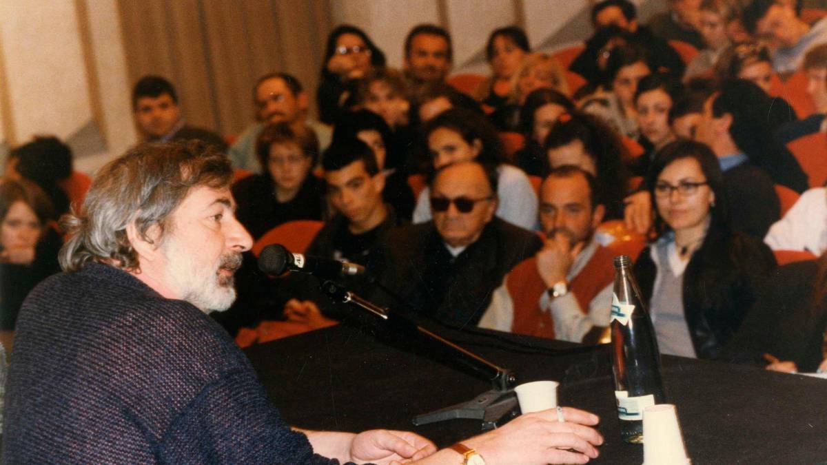 Francesco Guccini al Teatro Novelli di Rimini nel 1997 (Gallini)