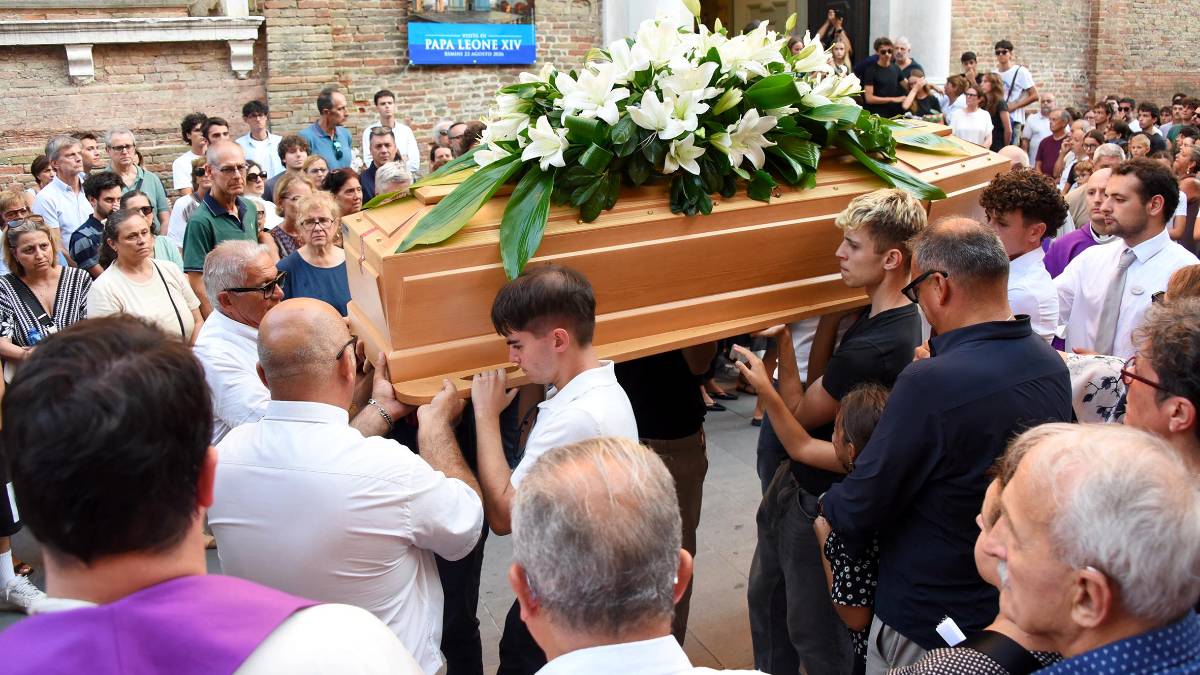 Rimini, l’addio a Tommaso Ugolini: la commozione e il silenzio di centinaia di persone