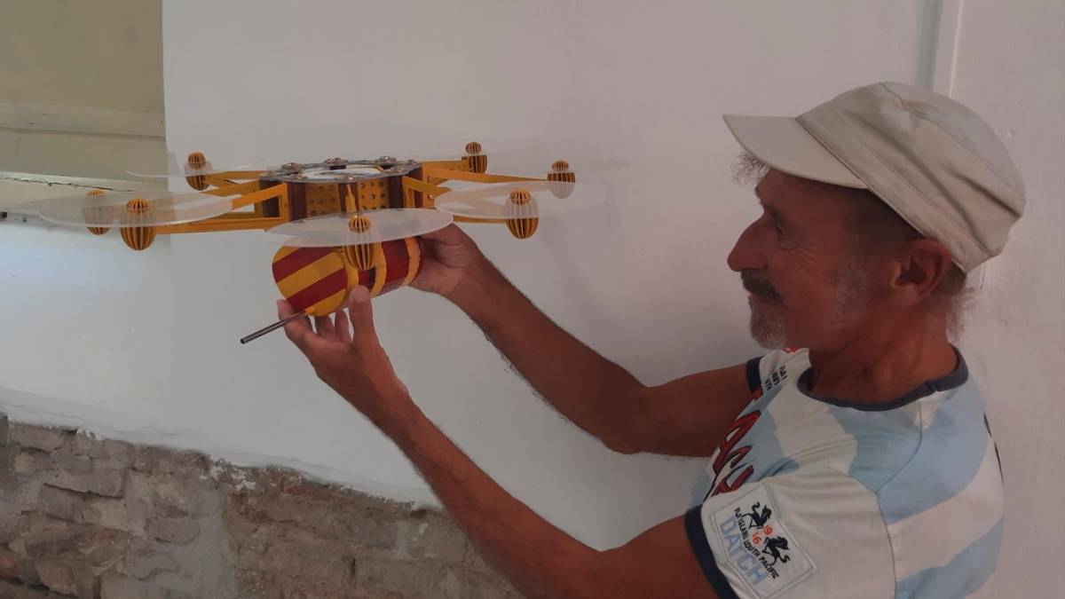 L’inventore Paolo Fioravanti col modellino del suo drone antincendio