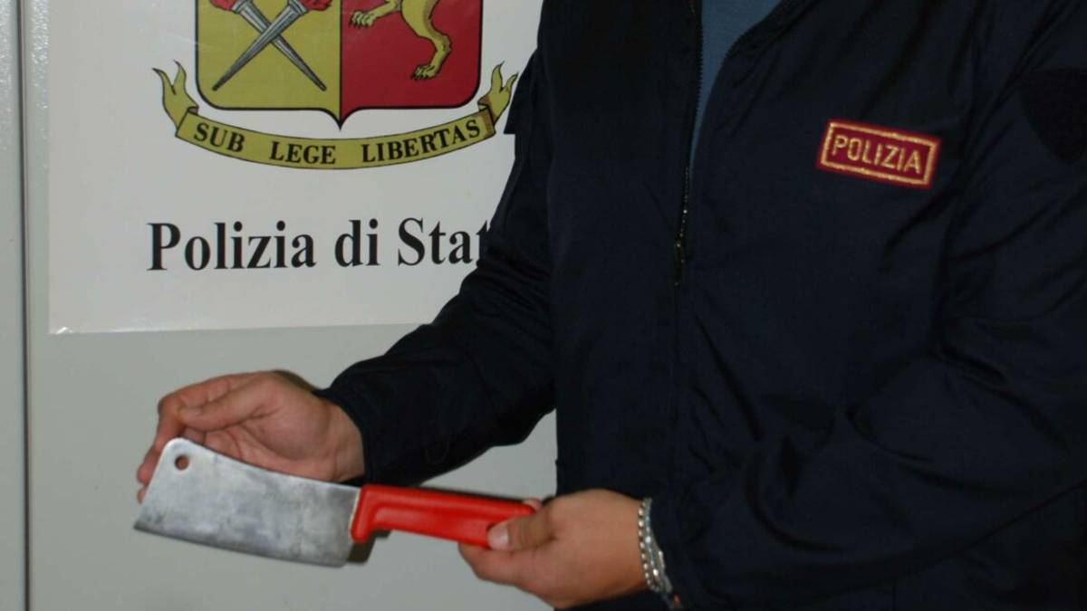 Rimini, aggredisce la moglie con una mannaia