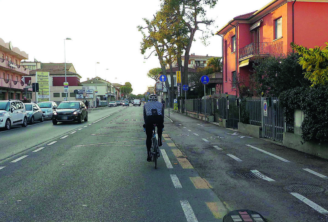 Rimini, in bici fuori dalla ciclabile: multato