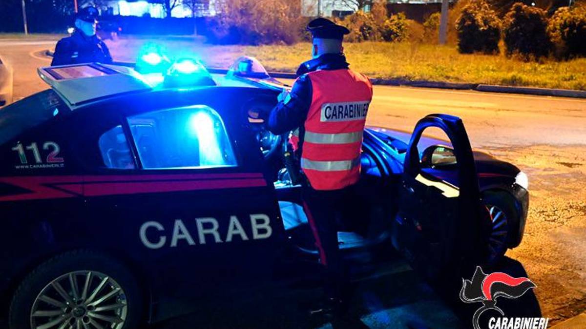 Cesena, non si ferma all’alt dei Carabinieri e scappa contromano con un’auto senza assicurazione, catturato e denunciato
