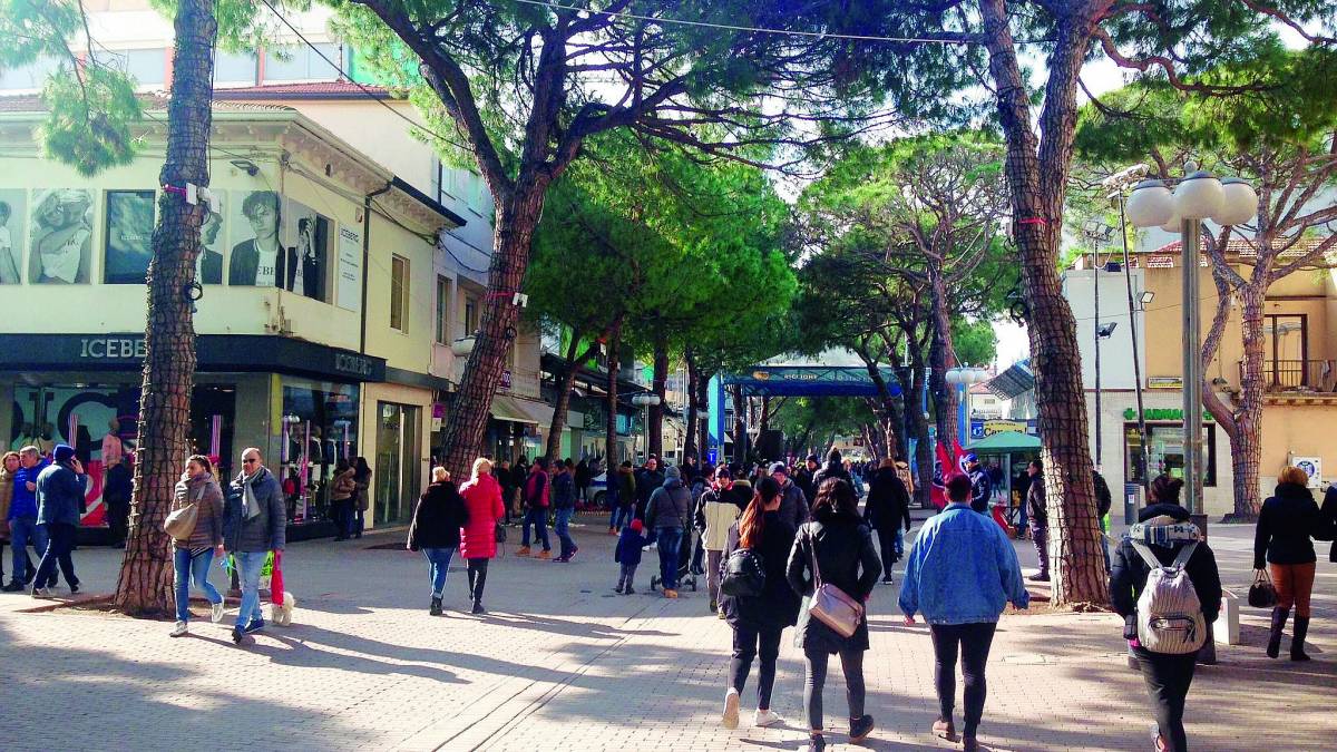 Riccione, 17enne ruba l'auto al papà dopo lite e semina caos in centro