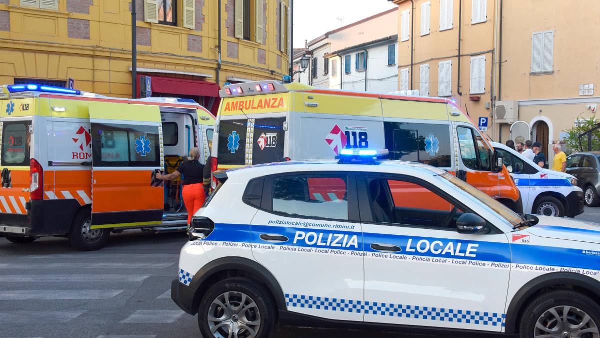 Rimini, si schianta contro tre auto nel Borgo San Giuliano: 5 persone ferite VIDEO GALLERY