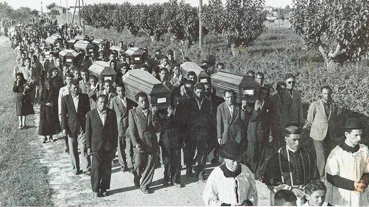 Il corteo funebre del luglio 1946 che sta per raggiungere il cimitero di Bussecchio