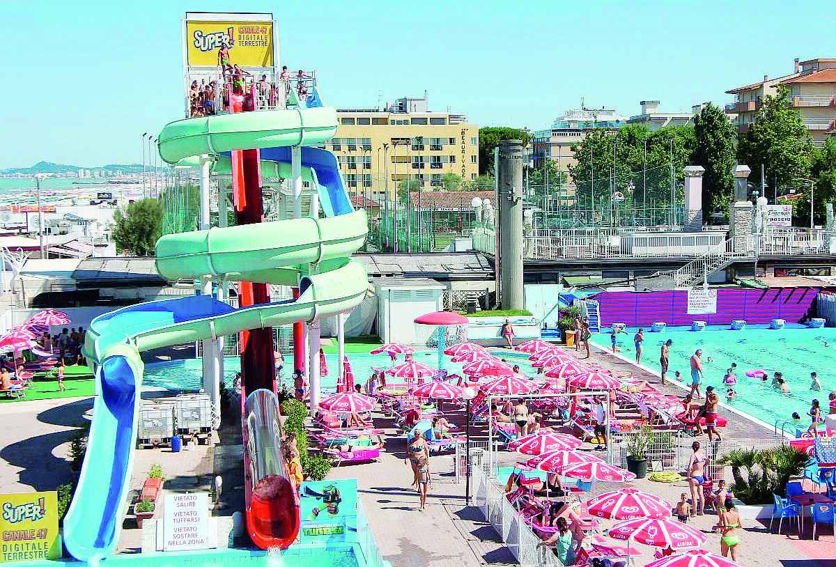 Esibizionista in azione al Beach Village di Riccione, arrestato 55enne
