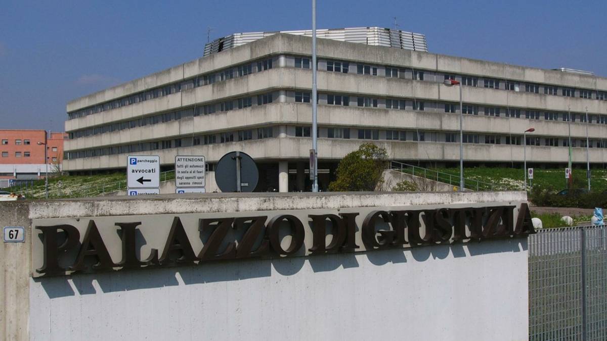 Massa Lombarda, mobbing sul lavoro: chiede centomila euro di danni