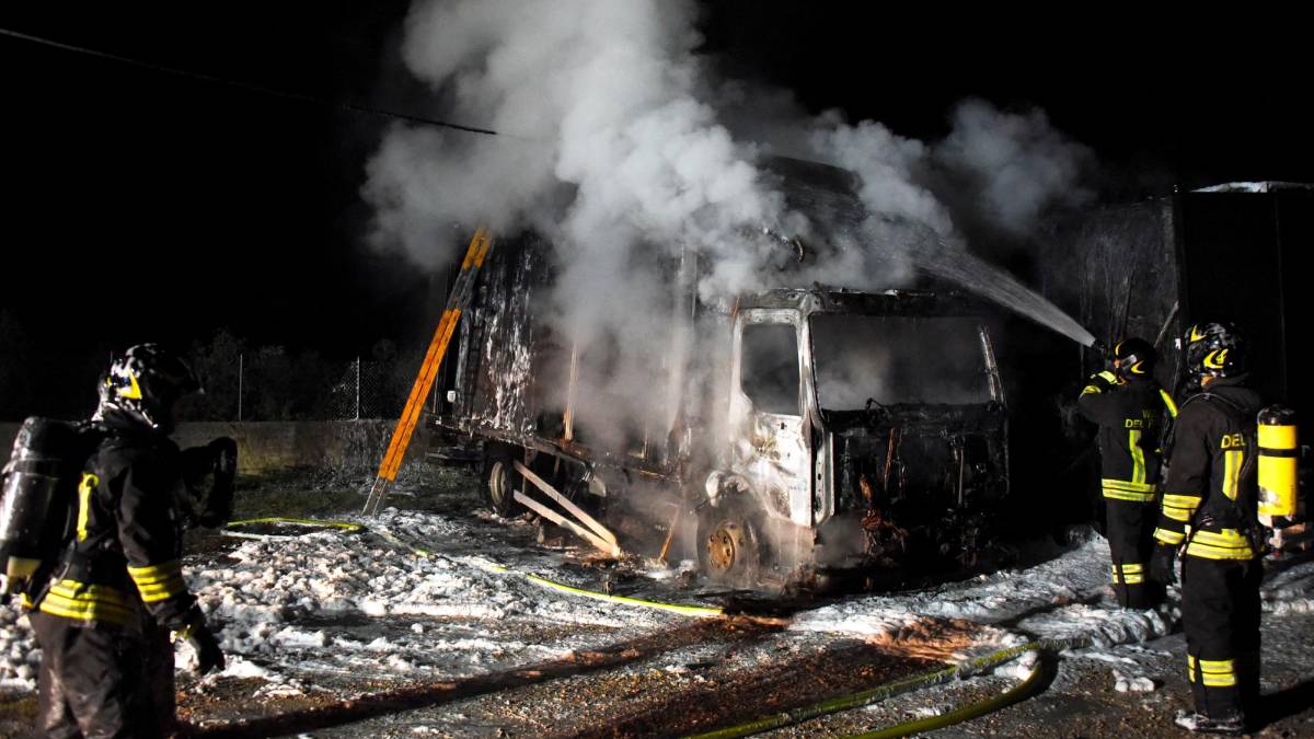 Rimini, incendio nella notte: camion a fuoco in via Verenin Grazia VIDEO GALLERY