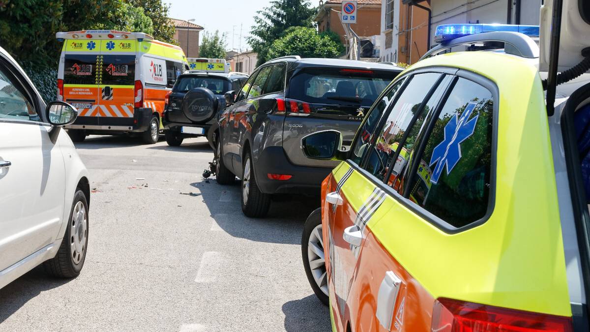 Ravenna, tocca il pedale sbagliato e investe fratello e cognata col suv