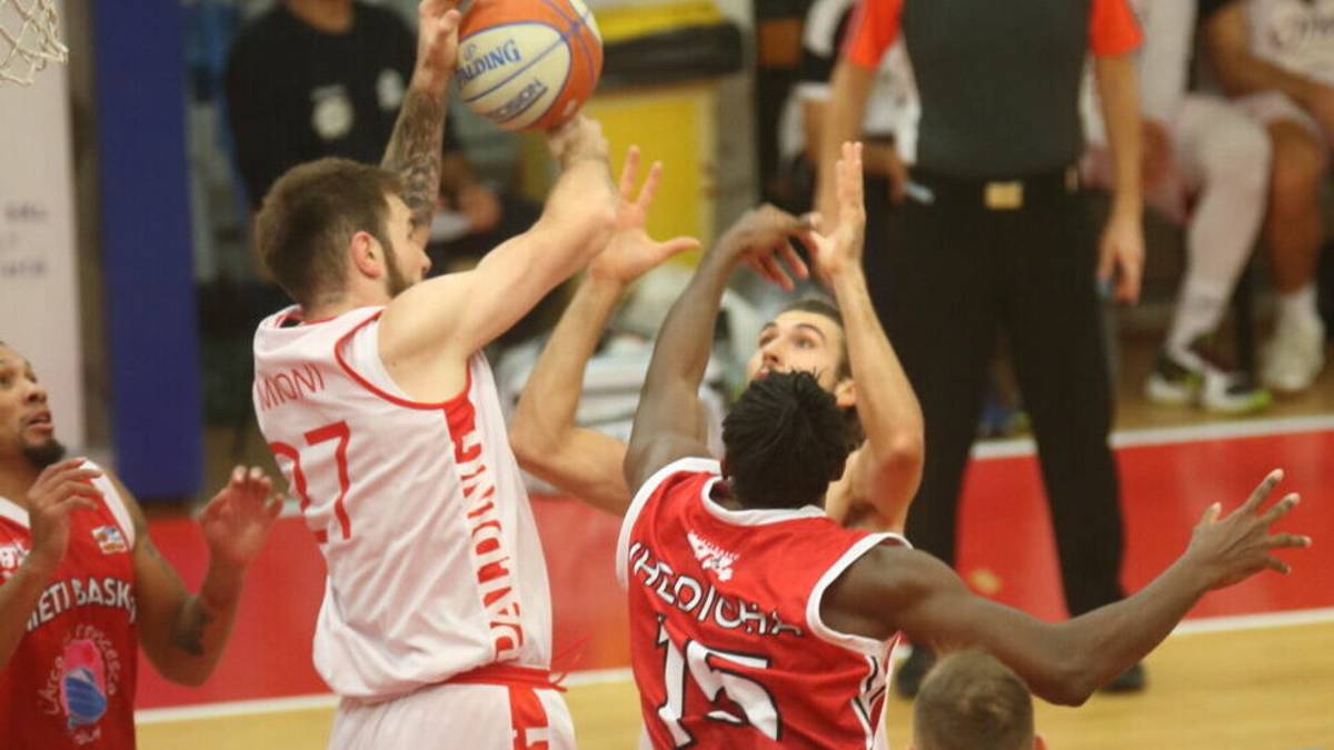 Basket A2, l'OraSì brinda a Napoli (67-70)