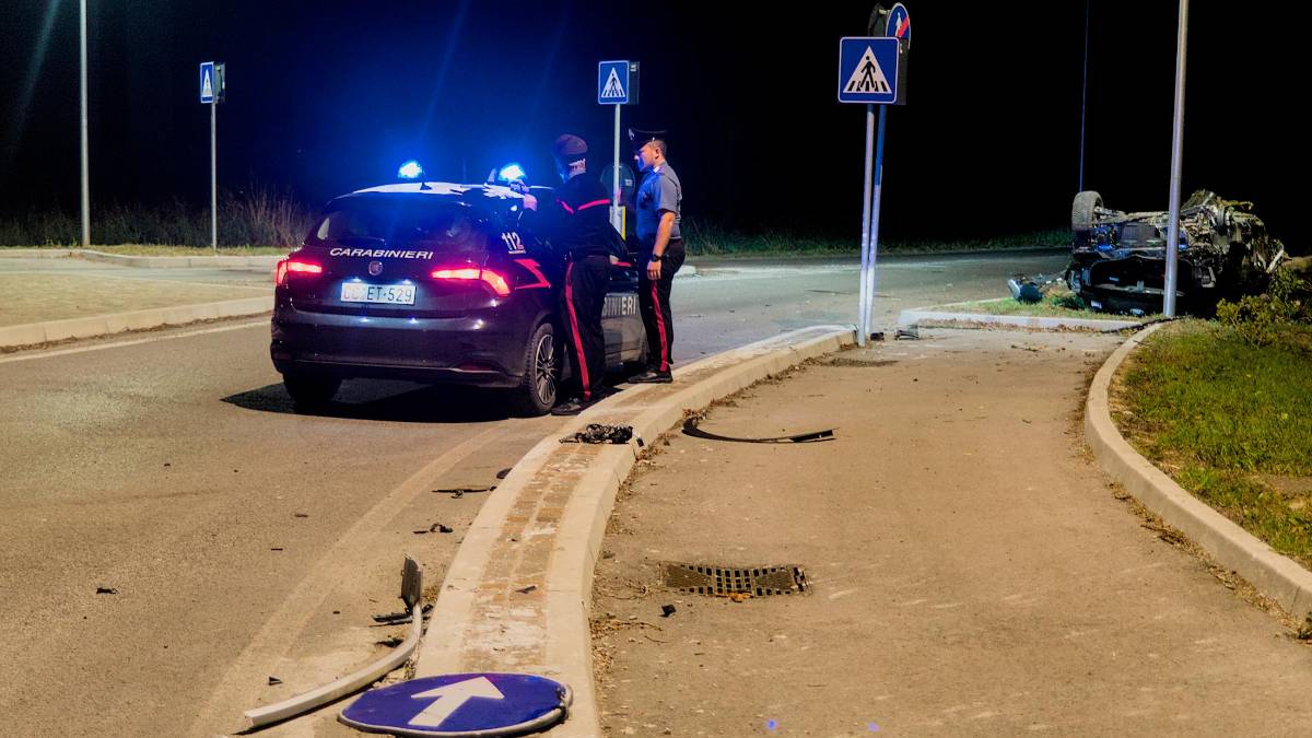 Ravenna, auto tira dritto alla rotonda e si ribalta a Godo: 28enne soccorso dall’elimedica