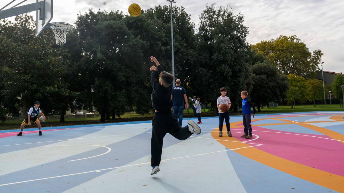 Rimini, a Miramare sorge il nuovo campo da basket: al taglio del nastro c’è Carlton Myers