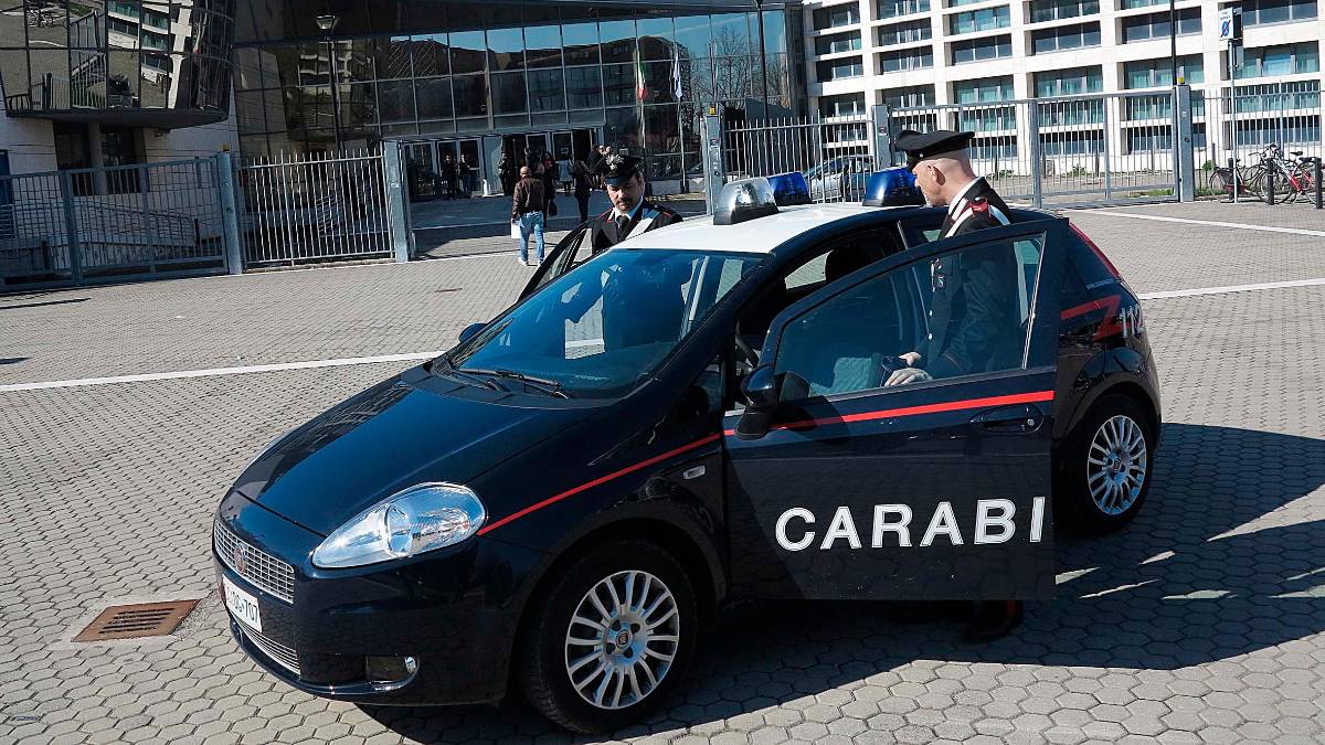 Rimini, tenta di usare la carta di credito rubata: arrestato